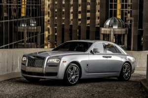 Rolls-Royce в городе - скачать обои на рабочий стол