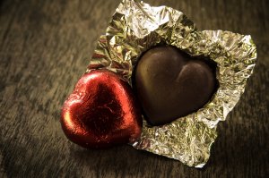 Шоколадные сердца - скачать обои на рабочий стол