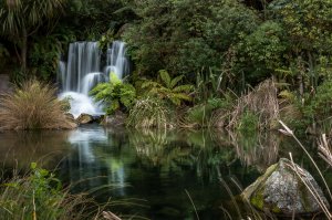 Новозеландский водопад - скачать обои на рабочий стол