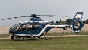 Вертолет на поле - скачать обои на рабочий стол
