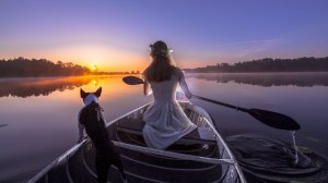 Девушка в лодке на озере - скачать обои на рабочий стол