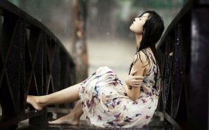 Одинокая девушка под дождем  - скачать обои на рабочий стол