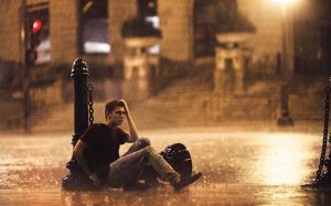 Растерянный парень под дождем  - скачать обои на рабочий стол