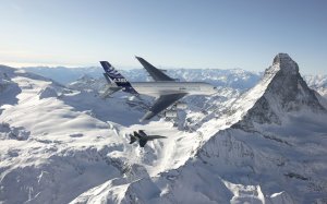 Самолеты над снежными горами  - скачать обои на рабочий стол