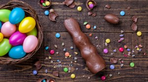 Шоколадный заяц и пасхальные яица  - скачать обои на рабочий стол
