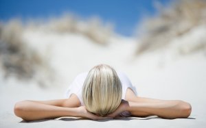 Блондинка в белом лежит на песке - скачать обои на рабочий стол