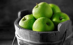 Зеленые яблочки в ведре  - скачать обои на рабочий стол