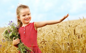 Девочка с букетом на пшеничном поле  - скачать обои на рабочий стол
