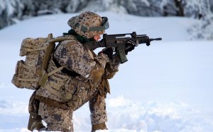Солдат с оружием на снегу - скачать обои на рабочий стол