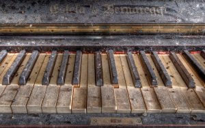 Старые клавиши пианино - скачать обои на рабочий стол