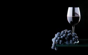 Гроздь винограда и фужер вина  - скачать обои на рабочий стол