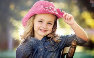 Радостная девочка в розовой шляпке  - скачать обои на рабочий стол