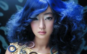 Азиатка с синими волосами - скачать обои на рабочий стол