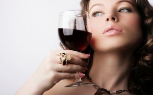 Девушка и бокал красного вина - скачать обои на рабочий стол