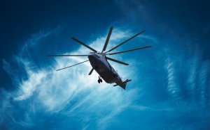 Вертолет Ми-26 в голубом небе - скачать обои на рабочий стол