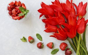 Красные тюльпаны и клубника с мятой  - скачать обои на рабочий стол