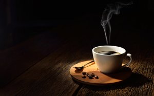 Белая чашка с горячим кофе  - скачать обои на рабочий стол
