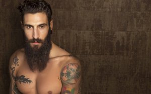 Бородатый брюнет с татуировками - скачать обои на рабочий стол