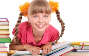 Счастливая школьница с книгами - скачать обои на рабочий стол