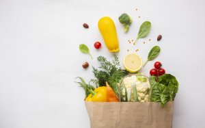 Пакет с красивыми овощами - скачать обои на рабочий стол