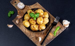 Варенная картошка с чесноком  - скачать обои на рабочий стол