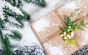 Припорошенный снегом подарок  - скачать обои на рабочий стол