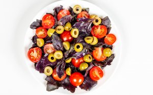 Овощной салат с оливками - скачать обои на рабочий стол