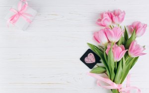 Розовые тюльпаны с подарком  - скачать обои на рабочий стол