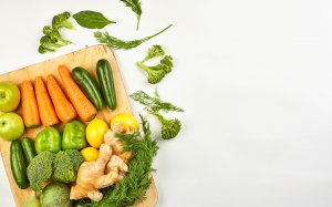 Свежие овощи на доске  - скачать обои на рабочий стол