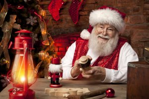 Санта готовит подарки - скачать обои на рабочий стол