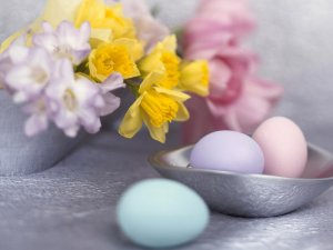 Цветы и крашенные яйца - скачать обои на рабочий стол