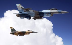 Обои для рабочего стола: F16-S над облаками