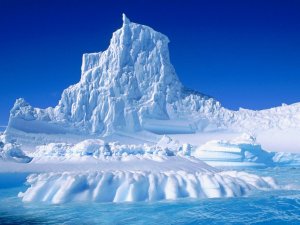 Айсберг в океане - скачать обои на рабочий стол