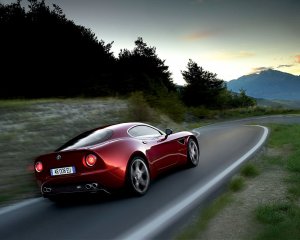 Alfa Romeo на повороте - скачать обои на рабочий стол