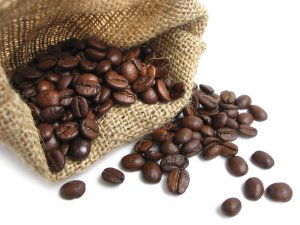 Зерна кофе из мешочка - скачать обои на рабочий стол