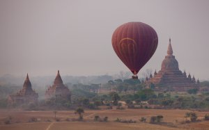 Воздушный шар над Баганом - скачать обои на рабочий стол