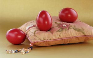 Пасхальные яйца на подушке - скачать обои на рабочий стол