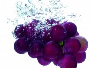 Обои для рабочего стола: Виноград в воде