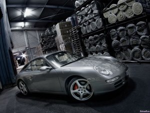 Обои для рабочего стола: Porsche на складе