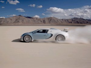 Bugatti на скорости - скачать обои на рабочий стол