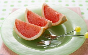 Кусочки грейпфрута на тарелке - скачать обои на рабочий стол