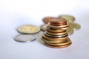 Монеты стопкой - скачать обои на рабочий стол