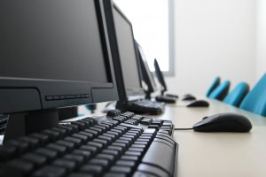 Компьютерный зал - скачать обои на рабочий стол