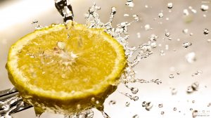 Капли лимонного сока - скачать обои на рабочий стол