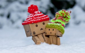 Зима и коробочные человечки - скачать обои на рабочий стол