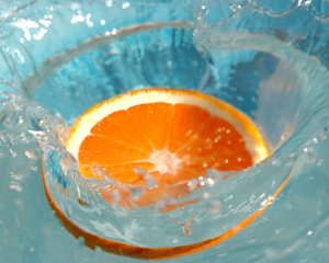 Апельсин в воде - скачать обои на рабочий стол