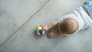 Обои для рабочего стола: Малыш и мяч