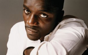 Обои для рабочего стола: Akon собственной пер...