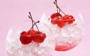 Бокалы с ягодами - скачать обои на рабочий стол