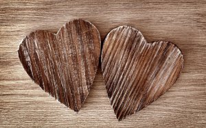 Обои для рабочего стола: Деревянные сердца